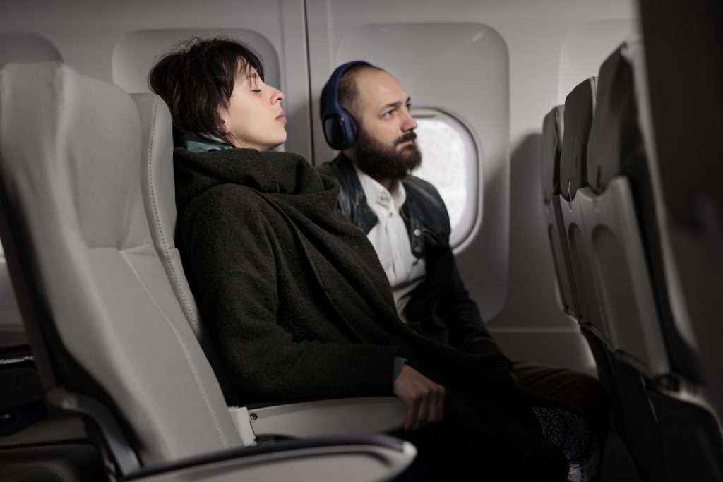 هل "يطير" النوم من عيونكم عند الطيران؟