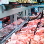 ارتفاع جنوني في أسعار اللحوم في إسرائيل: لحم العجل أغلى بـ 50%، والدجاج بـ 20%… الحرب وستيك الأنترِكوت يتحمّلان المسؤوليّة!
