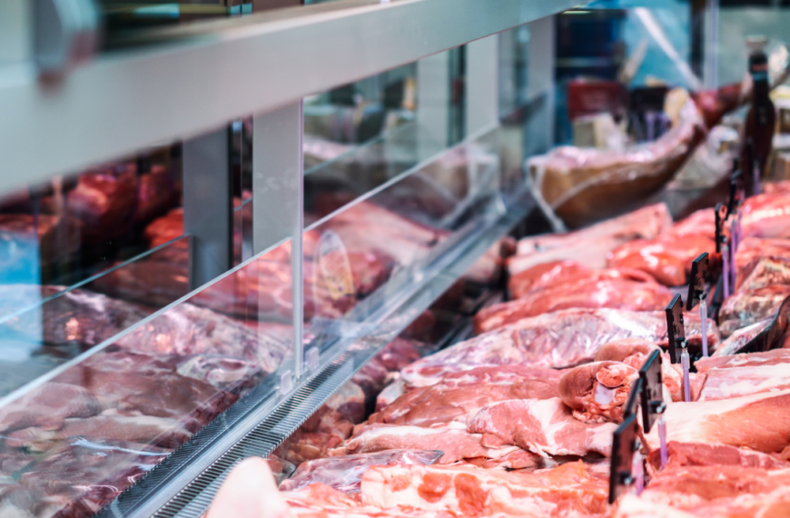 ارتفاع جنوني في أسعار اللحوم في إسرائيل: لحم العجل أغلى بـ 50%، والدجاج بـ 20%... الحرب وستيك الأنترِكوت يتحمّلان المسؤوليّة!