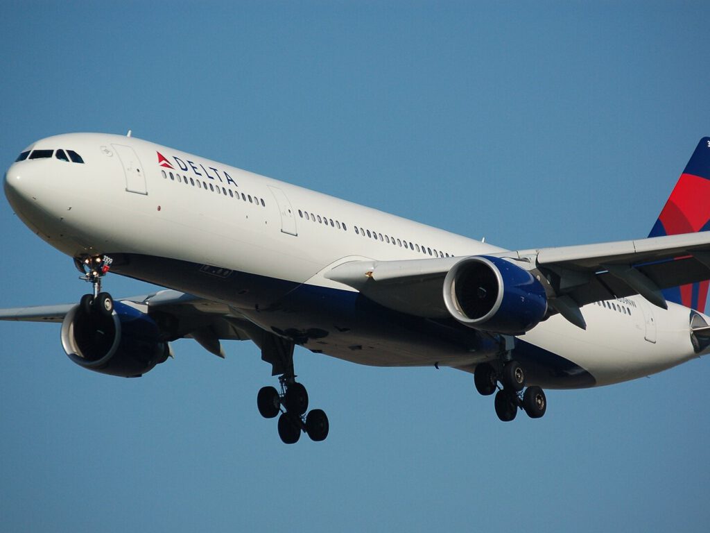 1624px Delta Air Lines A330 323 N809NW landing at Amsterdam Airport Schiphol 1