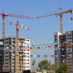 محاولات إنقاذ قطاع البناء الإسرائيلي تستمرّ: منح مالية للعمّال الجدد قد تصل إلى 14 ألف شيكل