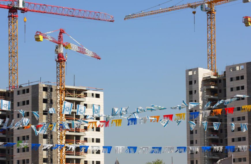محاولات إنقاذ قطاع البناء الإسرائيلي تستمرّ: منح مالية للعمّال الجدد قد تصل إلى 14 ألف شيكل