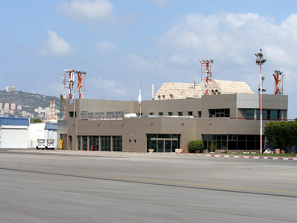 960px Haifa Airport terminal 2013