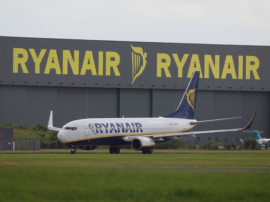 1024px Ryanair Boeing 737 800 EI DAK 2 27632982163