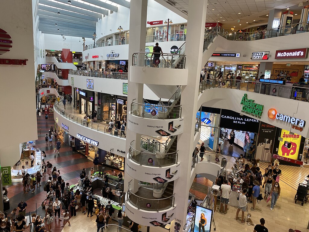 1024px Dizengoff Center Interior