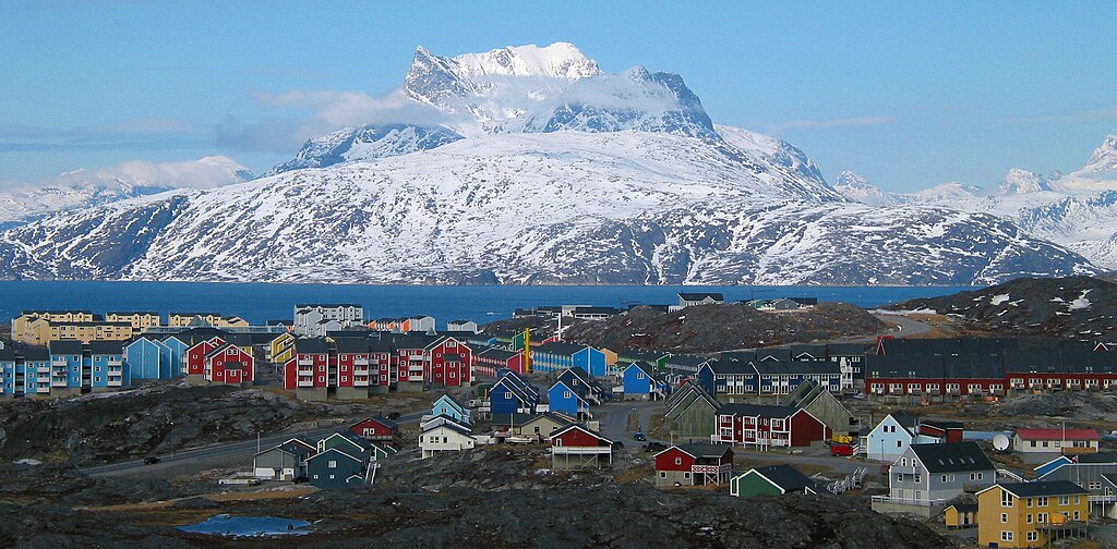 1024px Nuuk city below Sermitsiaq