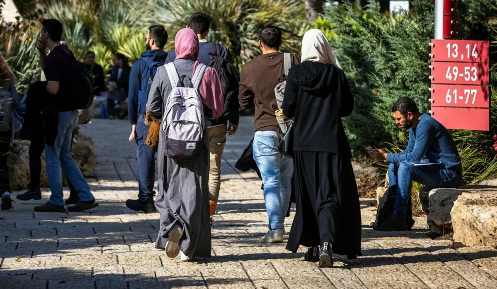 طالبات في الجامعة العبرية، في القدس. "لا يوجد توظيف للملتحقين الجدد، وهذا يؤثر بشكل خاص على العرب".تصوير: أوليفييه فيتوسي. 