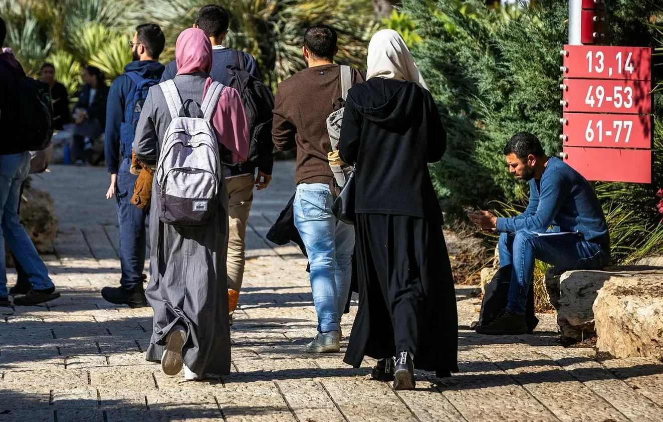 طالبات في الجامعة العبرية، في القدس. "لا يوجد توظيف للملتحقين الجدد، وهذا يؤثر بشكل خاص على العرب". تصوير: أوليفييه فيتوسي.